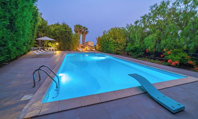 Pedara Villa | Elegante, en el pueblo, piscina privada, campo de fútbol