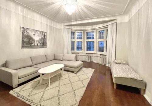 Kluuvi Apartamento | Elegant Jugend city retreat 79m2