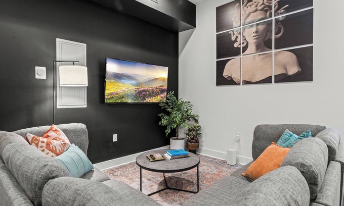 West Poplar Apartamento | Elegant King Bed Condo Steps From the MET