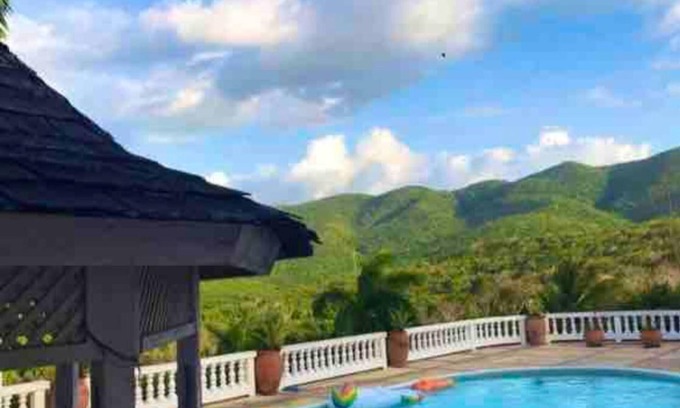 Montego Bay Apartamento | Elegant king bedroom suite in exclusive neighbourhood