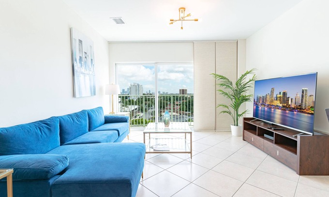 Coral Way Condominio | Elegant, King Bed,Parking,Wifi, Self check in