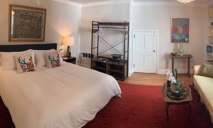 Hendersonville Cama Y Desayuno | Elegant King Size Suite In Historic Hendersonville House With Healthy Breakfast