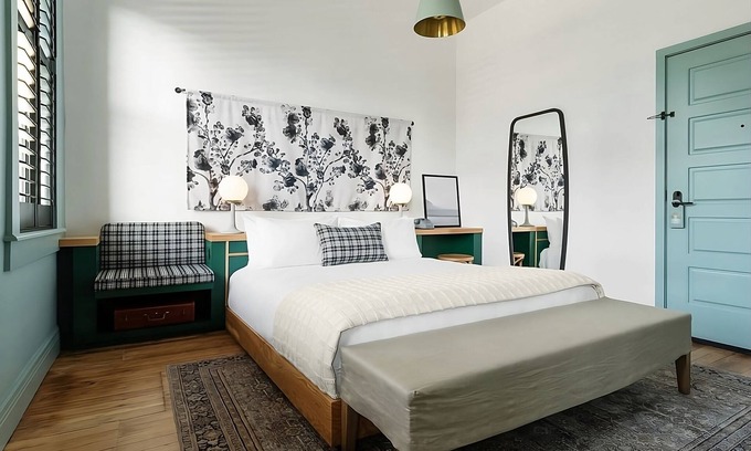 Buckman Neighborhood Apartamento | Elegant King Stay at Hotel Grand Stark | Pet-Friendly, Near Portland Rock Gym