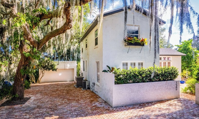 Mount Dora Casa | Elegant Lake Retreat