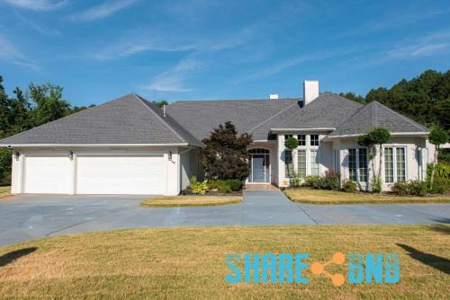 Little Rock Casa | Elegant Lakefront Home W Covered Patio