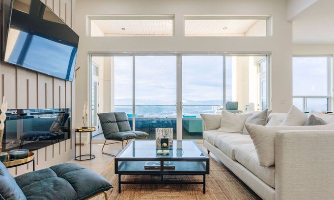 Black Mountain Casa | Elegant & Lavish Kelowna Escape