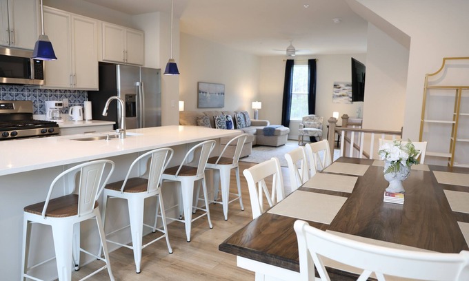 Bayside Casa | Elegant Luxury Townhome; Resort Community with Pools, Gym & close to Beaches