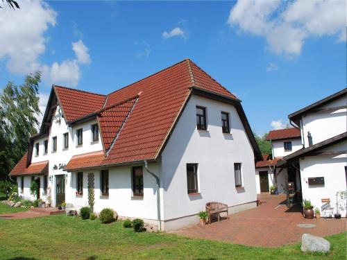Dargun Apartamento | Elegant Mansion in Barlin with Swimming Pool