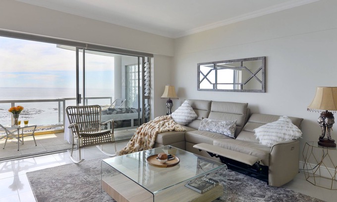 Bantry Bay Apartamento | Elegant Mawethu Apartment | Breathtaking Sea Views