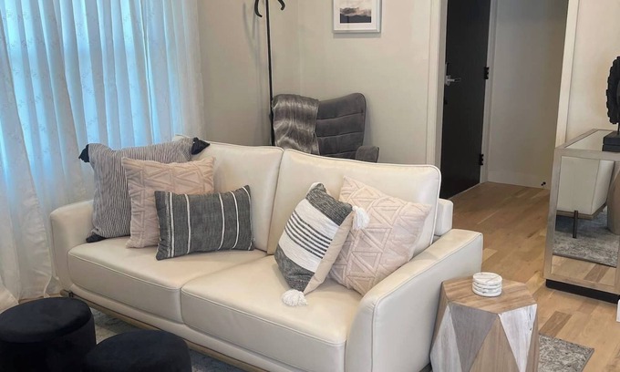 Brookline Station Apartamento | Elegant Modern 2BR Escape with Secure Garage Parking