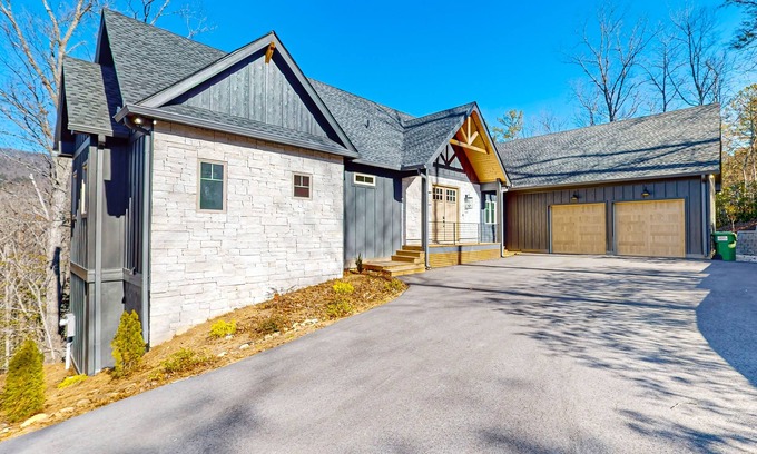 Sautee Nacoochee Cabina | Elegant mountain cabin with hot tub, game room, firepit, and stunning views