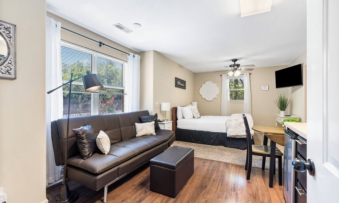 Branson West Condominio | Elegant Oasis in the Ozarks: Queen Studio Suite at StoneBridge Village