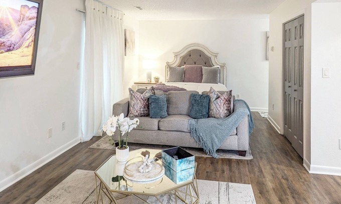 Huntsville Apartamento | Elegant Oasis Studio Retreat Central Safe Location WiFi, AC,