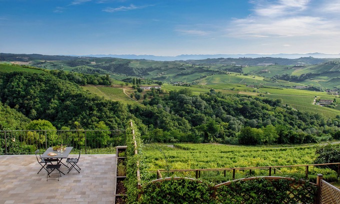Treiso Casa | Elegant Panoramic Two-room Apartment. Treiso Belvedere 2, Elegant Panoramic Two Bedroom Apartment. Treiso Belvedere 2