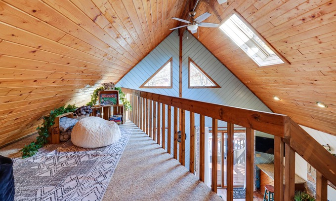 Hamlin Cabina | ELEGANT Poconos Cabin with Theater & Game Room!