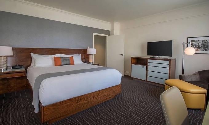Downtown Portland Hotel | Elegant Premium Retreat | 3 Double Beds for Comfort | Pet friendly Rooms