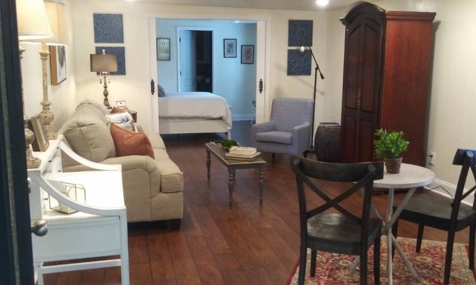 Chickamauga Apartamento | Elegant private suite located downtown historical Chickamauga, Ga