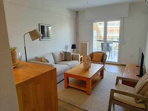 Marousi Apartamento | Elegant Renovated 1-Bedroom Flat with Park View