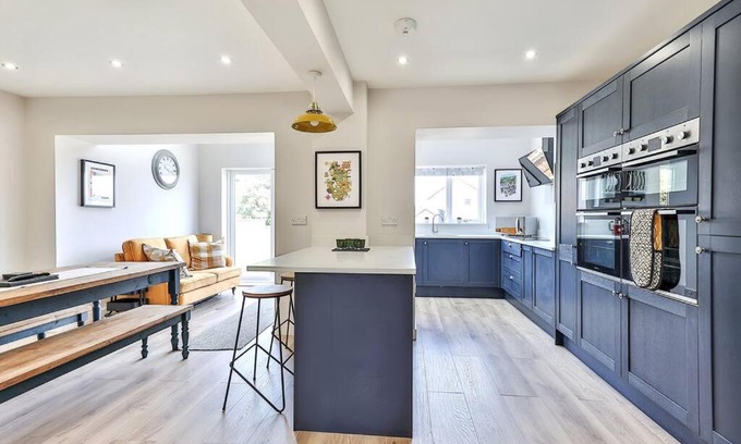 Sheffield Casa | Elegant Retreat Nook at Peak District Gateway