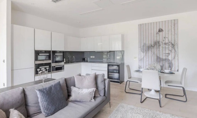 Sands End Apartamento | Elegant Riverside Haven-Private entrance,Gym.