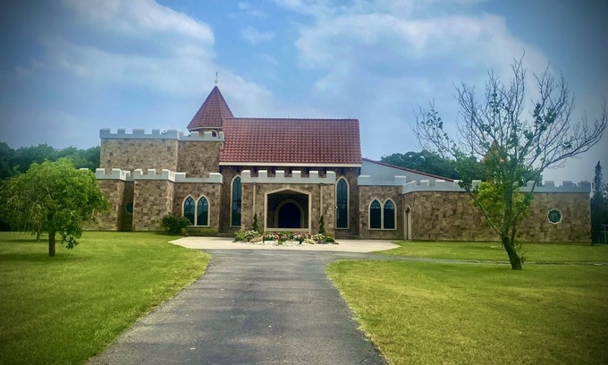Greenville Otro | Elegant, romantic castle w/ rooftop deck, forest, pond and theater!