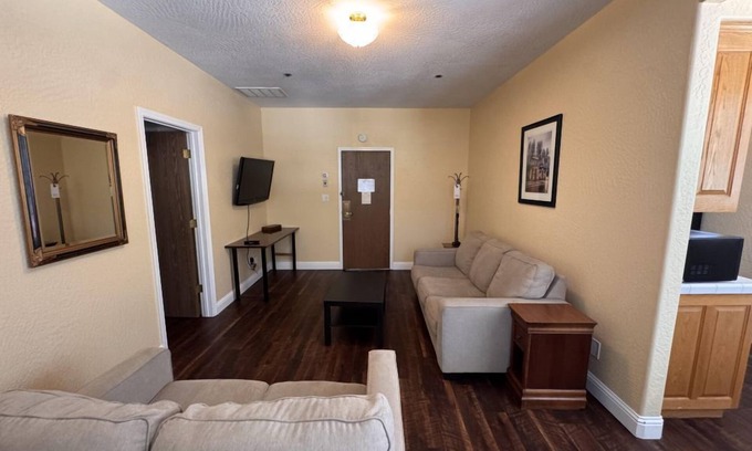 Placerville Condominio | Elegant Room with Antique Touches