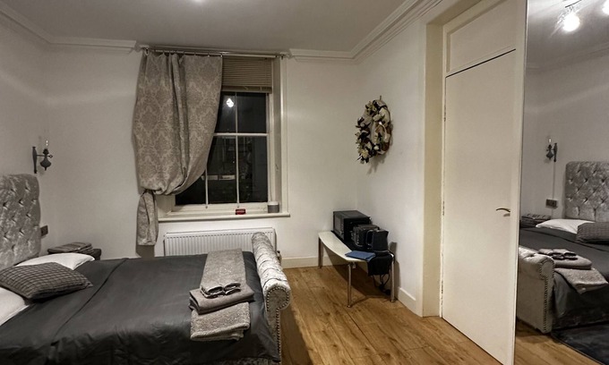Campden Casa | Elegant room with bathroom, one minute from Kensington tube