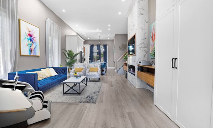 Courtice Casa | Elegant Safe Haven W/ Home Theatre,Arcades, MSG Chair, Bckyrd ,Skylight near 401