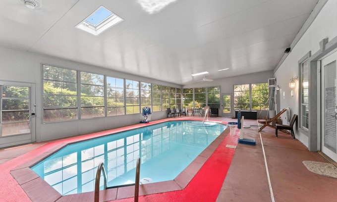 Sevierville Casa | Elegant Sevierville estate with private grounds and indoor pool