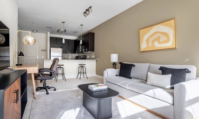 Assembly Square Apartamento | Elegant Somerville 1BR w/ W/D, Gym & Roof, nr Assembly T, by Blueground