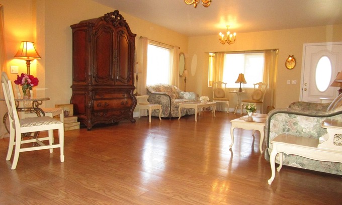 Creswell Casa | Elegante y espaciosa casa !! 5 dormitorios y 3 baños, 15 min. a U de O, duerme 15, $ 150. 00