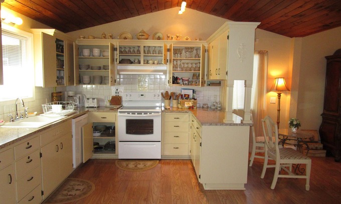 Creswell Casa | Elegant & Spacious Home, 5 Bed/3 Bath, Sleeps 14, 15 Minutes to U of O.