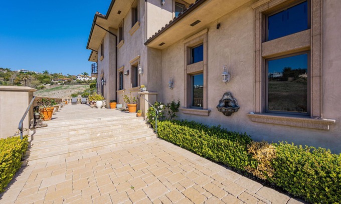 Central Malibu Casa | Elegant spacious Italian Villa in Western Malibu