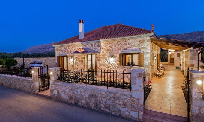 Katsifariana Villa | La elegante villa de diseño de piedra Villa Anerocurù con jardines y barbacoa, en la ciudad de Chania