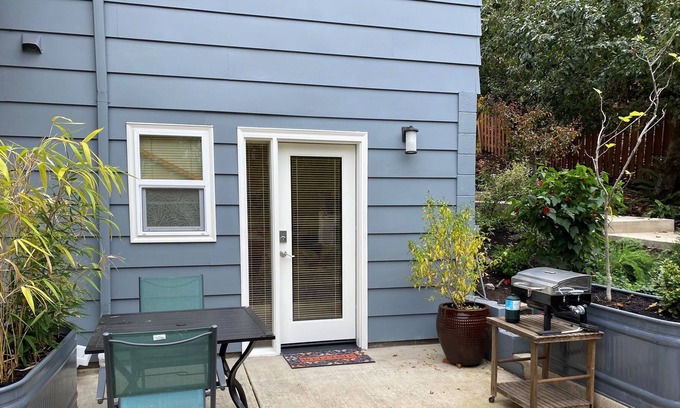Western Apartamento | Elegant Studio for Two, Minutes to University and Downtown