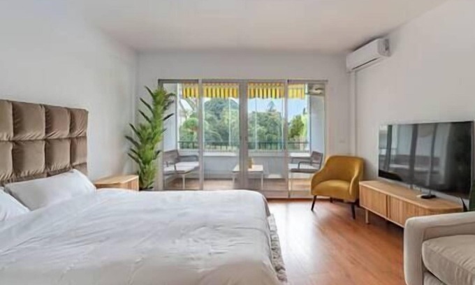 Urbanización Pinos Verdes Apartamento | Elegante Estudio con Balcón, Piscina y Parking