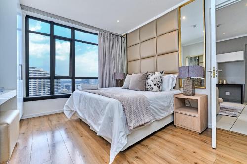 Greater Johannesburg Metropolitan Area Apartamento | Elegant Sunset Condo, Masingita Towers Hotel