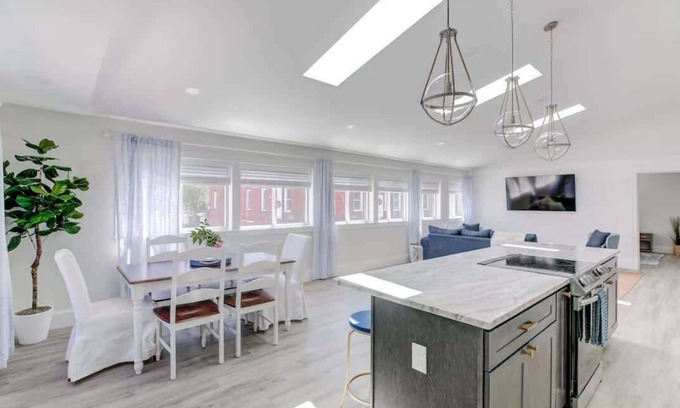 Historic Hill Condominio | Elegant Thames St. Loft w/ View of Town and Harbor