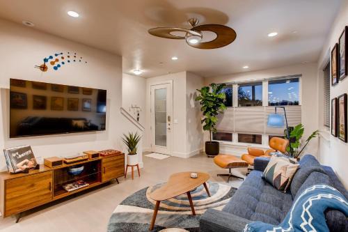 Old Town North Casa | Elegant Townhome near Old Town, Breweries and River!