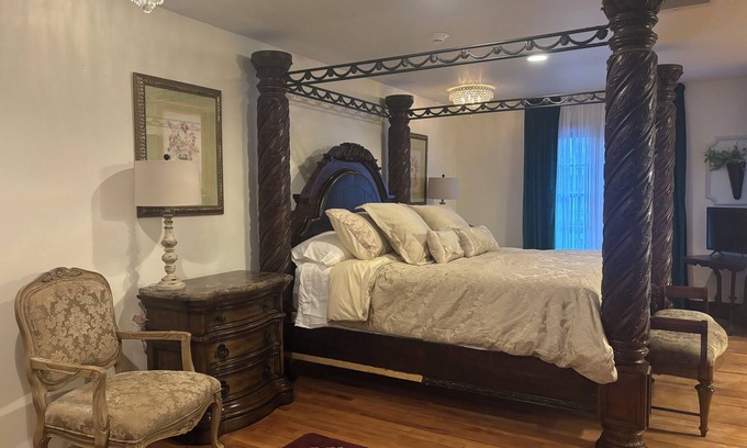 Excelsior Springs Cama Y Desayuno | Elegant two room loft in historic downtown Excelsior Springs.