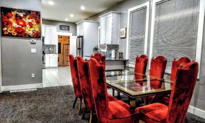 South Salt Lake Apartamento | Elegant & Updated, For People of all Sizes READ