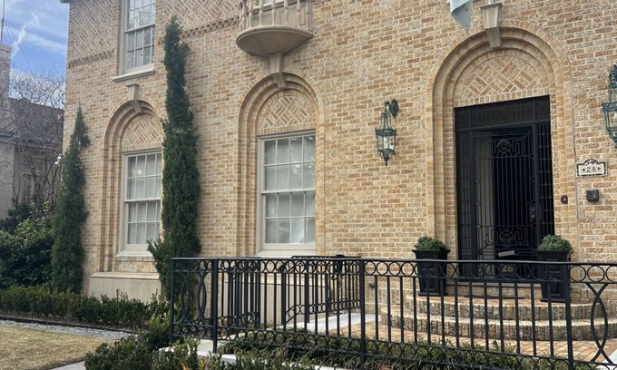 Central Carrollton Association Casa | Elegant uptown New Orleans home. Close to everything!