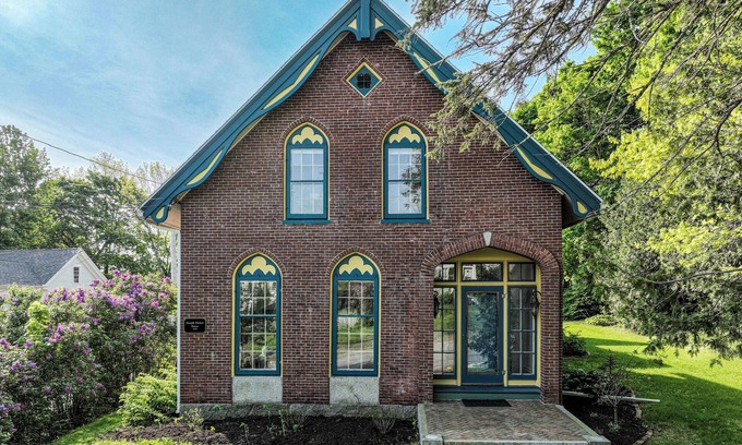 Belfast Casa | Elegant Victorian Gothic Revival home with wet bar, sunroom, & washer/dryer
