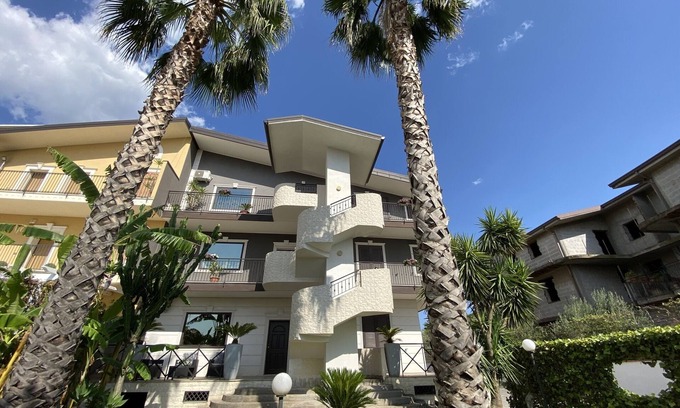 Belpasso Apartamento | Elegant Villa between Etna and the Sea, 2 min from Etnaland