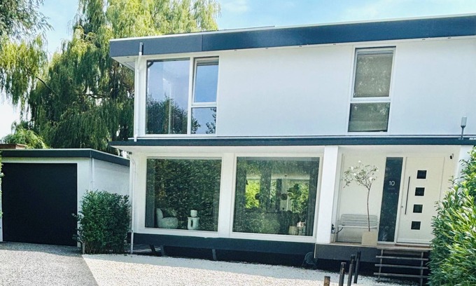 De Rivieren Casa | Elegant villa in The Hague- lots of space inside and out! 8 persons