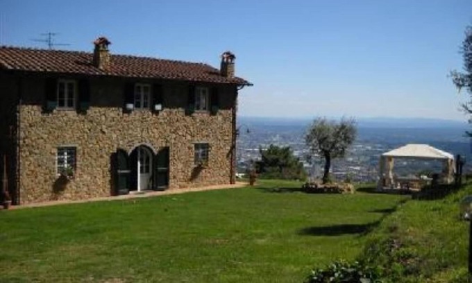 Macchino Villa | Elegante villa no muy lejos de Lucca, en un área panorámica con un gran jardín y piscina privada