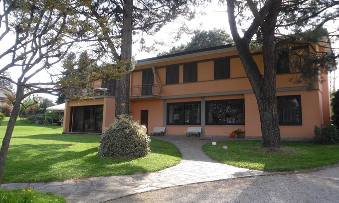 Cremnago Villa | Elegante villa rodeada por un gran jardín para los huéspedes