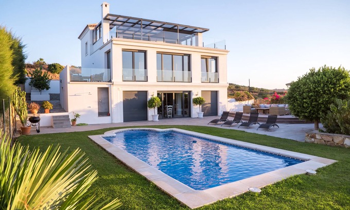 Torreguadiaro Villa | Elegante villa con vistas al Mediterráneo, Gibraltar, la playa y el puerto de Sotogrande