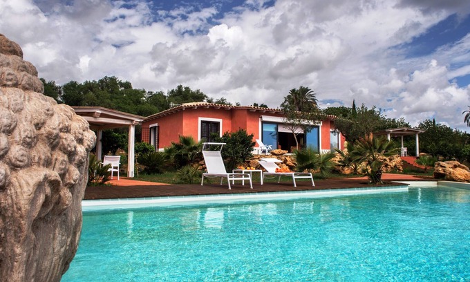 Castelvetrano Villa | Elegante villa con jardín privado y piscina infinita.