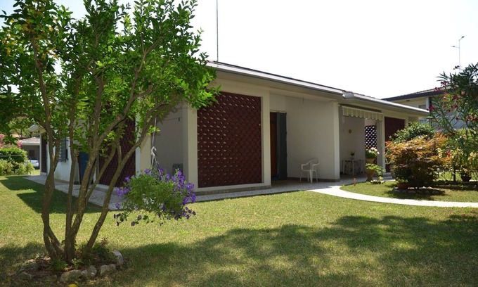 Bibione Lido dei Pini Villa | Elegante villa con gran jardín vallado.